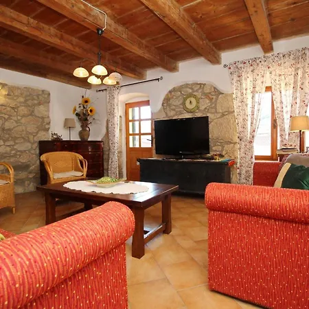 Renoviertes Steinhaus Mit Garten Und Pool Ideal By Interhome בית נופש *