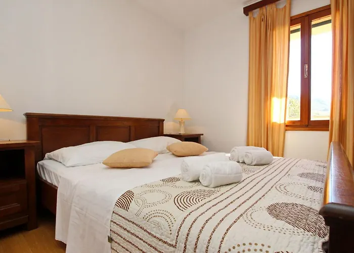 Renoviertes Steinhaus Mit Garten Und Pool Ideal Fuer Ein Erholsamen Urlaub By Interhome Holiday home Baska (Krk)