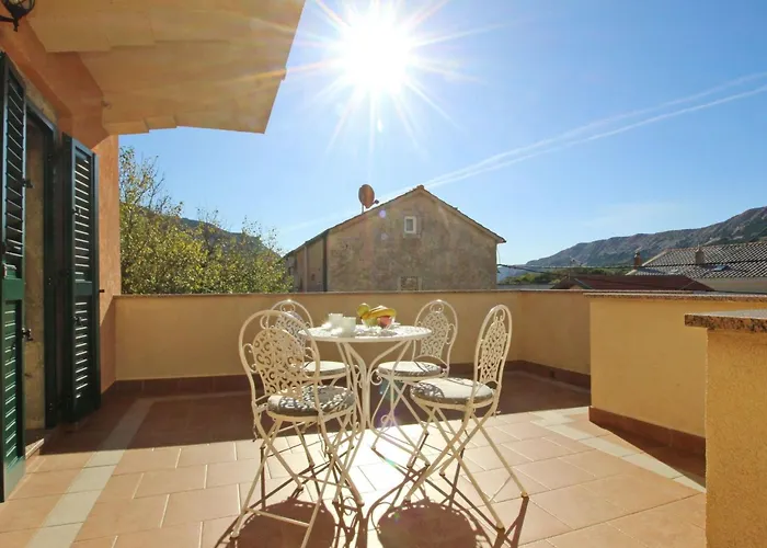 Semesterbostad Renoviertes Steinhaus Mit Garten Und Pool Ideal Fuer Ein Erholsamen Urlaub By Interhome Baška